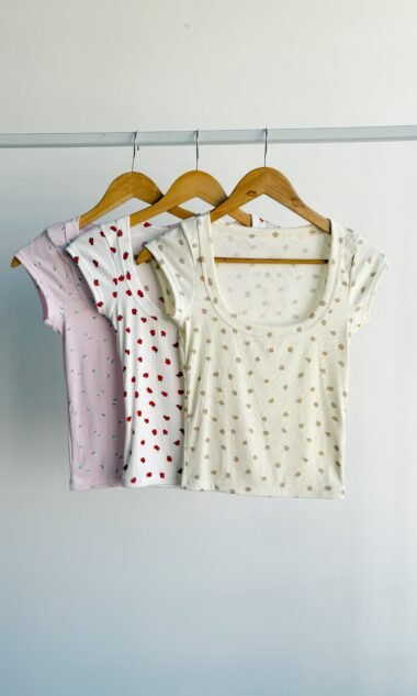 (MFR1) Remera Babytee Manga Corta Cuello Abierto Morley Floreada (SS26)