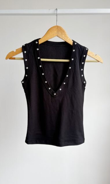 (HM2T) Musculosa Escote V Hermes con Tachas (SS26)