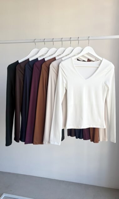 (SR5) Remera Escote V Con Vista Modal Soft (FW26)