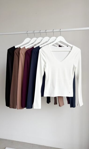 (HR11) Remera Escote V con Vista ML Hermes - con dije (FW26)