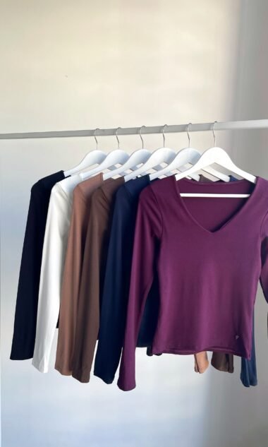 (HR11) Remera Escote V con Vista ML Hermes - con dije (FW26)