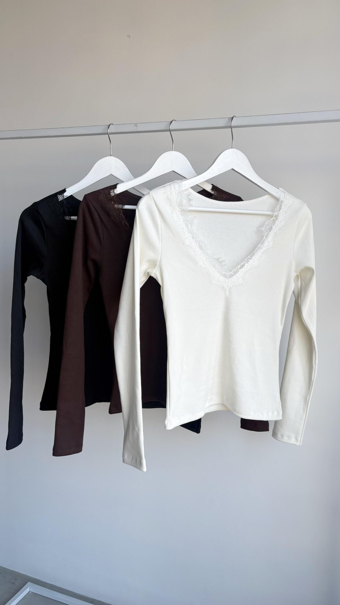 (PMAR1) Remera de Morley Algodon Escote V con Puntilla