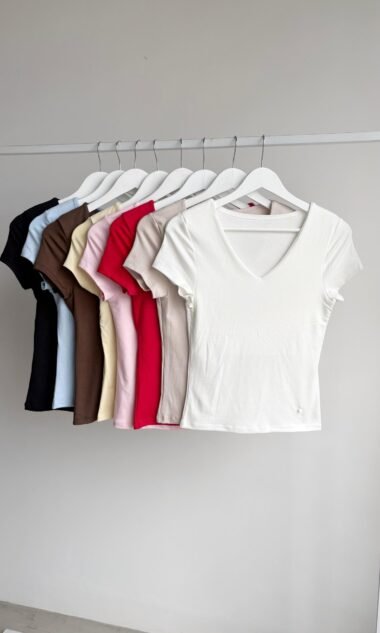 (PACK-HR18D) Remera Escote V Con Vista Hermes Con Dije