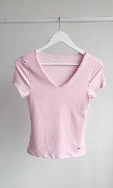 (HR18-D) Remera Escote V Con Vista Hermes con Dije (SS27)