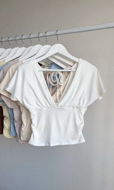 (HR26) Remera MC Escote en V Con Tirita (SS26)