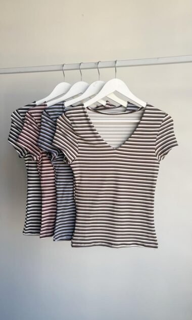 (RSR2) Remera Escote en V Con Vista Soft Rayado (SS27)