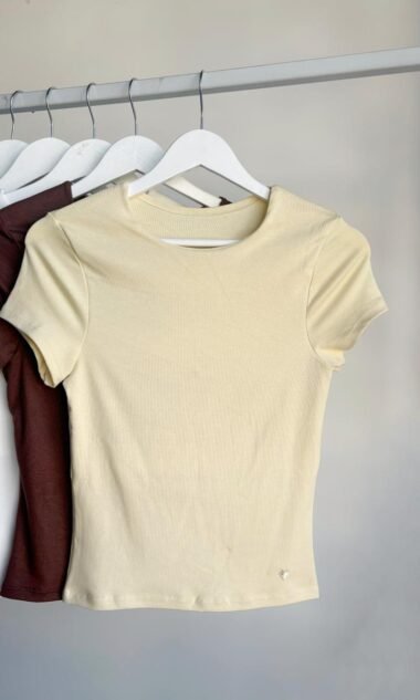 (HR19-D) Remera Cuello Redondo Con Vista Hermes Con Dije (SS27)